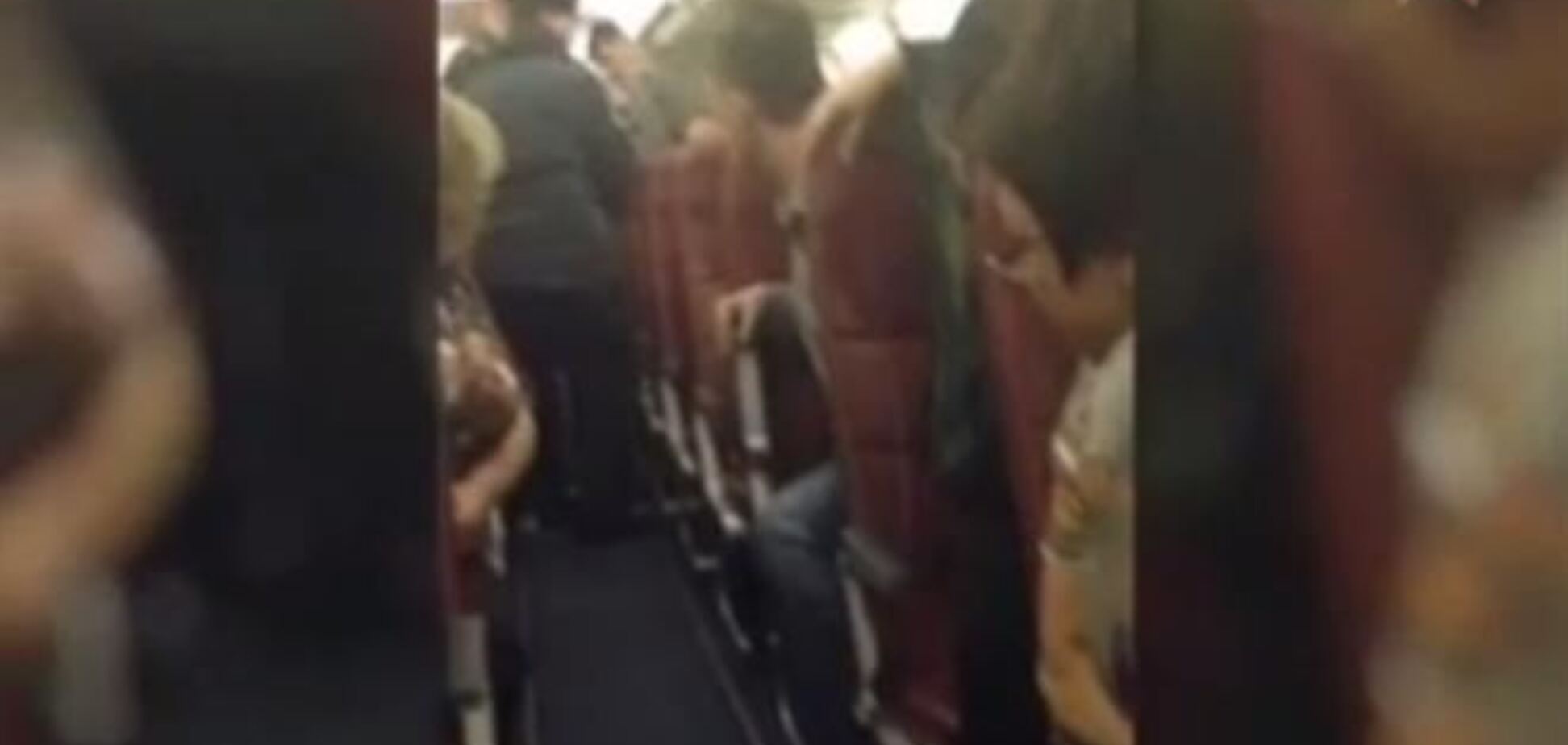Пьяный россиянин на рейсе Москва – Гоа покусал стюардесс, пассажиров и свою девушку