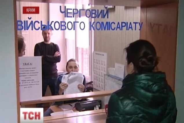 В военкоматах очереди добровольцев не уменьшаются уже полмесяца