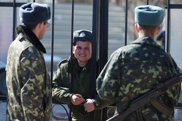 Аксенов 'приказал' украинским военным покинуть воинские части