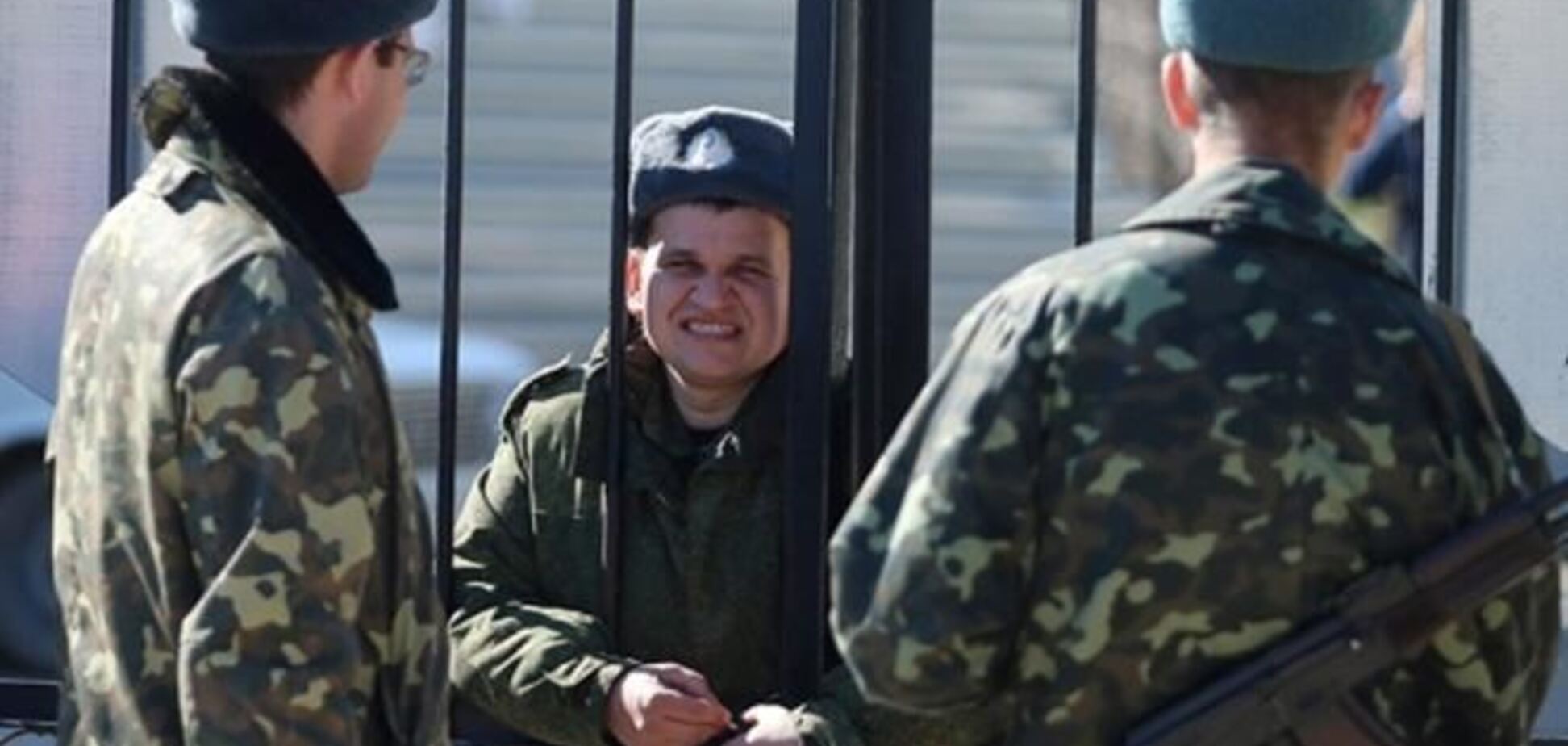 Аксенов 'приказал' украинским военным покинуть воинские части