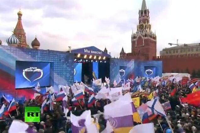 В Москве десятки тысяч человек празднуют вхождение Крыма в Россию