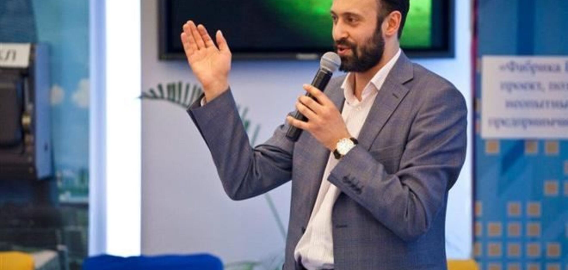 Бывший российский пиарщик с IPhone объявил бойкот американским товарам