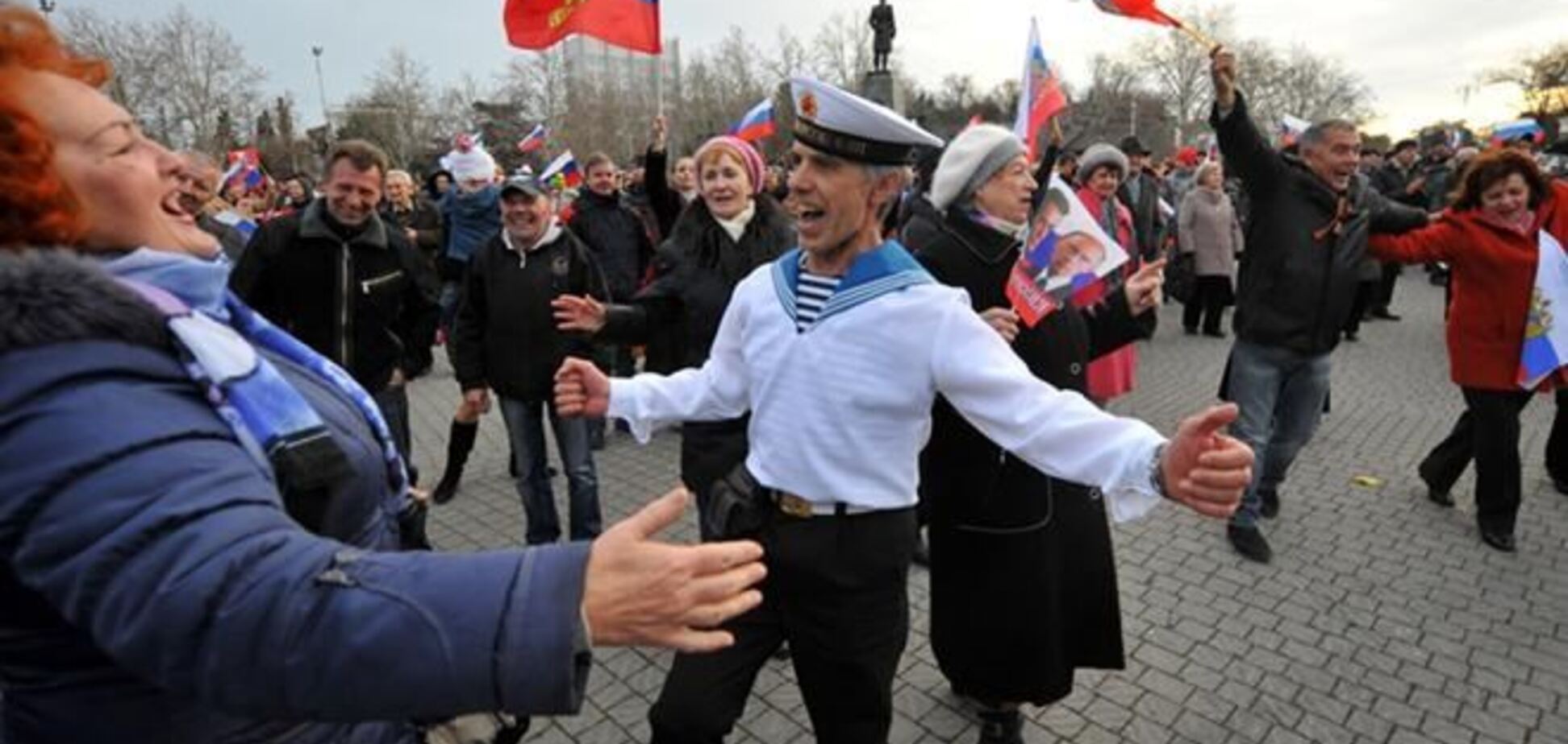 Москвичам выдают флаги РФ для вывешивания на балконах в честь 'возврата' Крыма