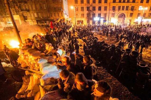 На Грушевского снова начали жечь покрышки