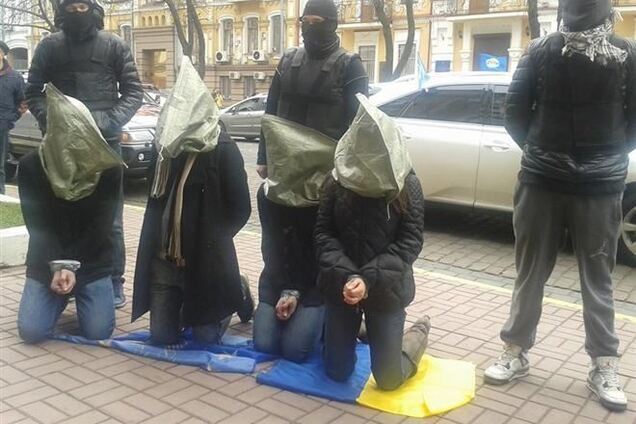 Активисты с мешками на головах призвали СБУ расследовать похищение украинцев в Крыму