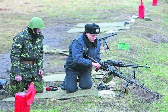 Под Киевом добровольцев Нацгвардии учат рукопашному бою и стрельбе