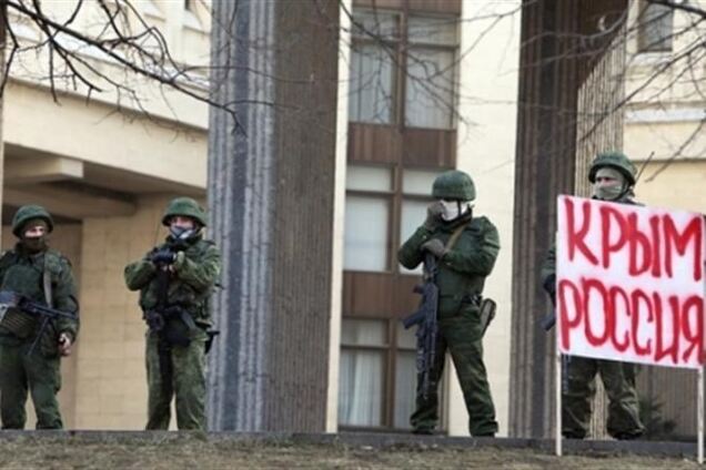 Россияне требуют от украинских военных сдать оружие и покинуть Крым