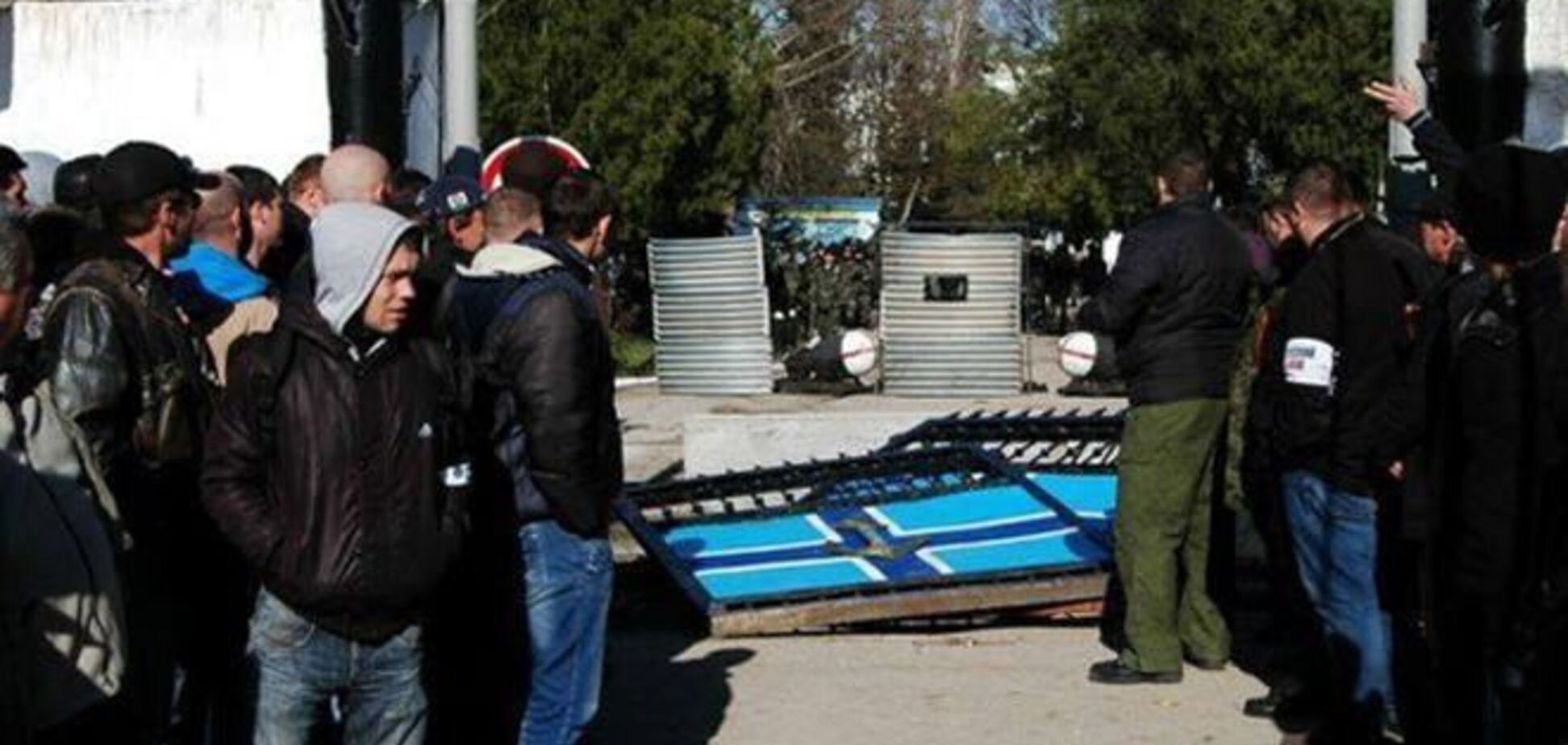 Украинские офицеры начали покидать Штаб ВМС Украины