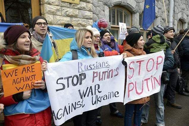 Українці в Фінляндії влаштували мітинг проти вторгнення військ Росії в Крим