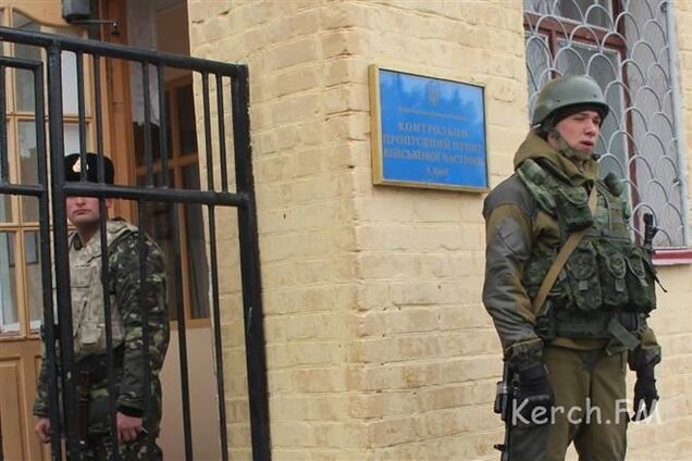 Керченская воинская часть оцеплена солдатами РФ