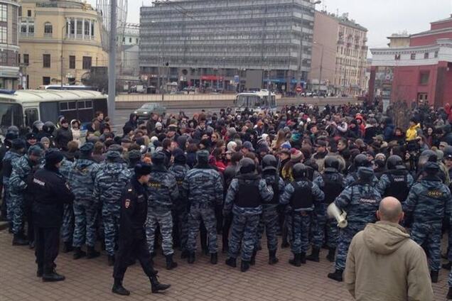 Мітинги в Пітері та Москві: тих, хто проти війни з Україною, затримує поліція