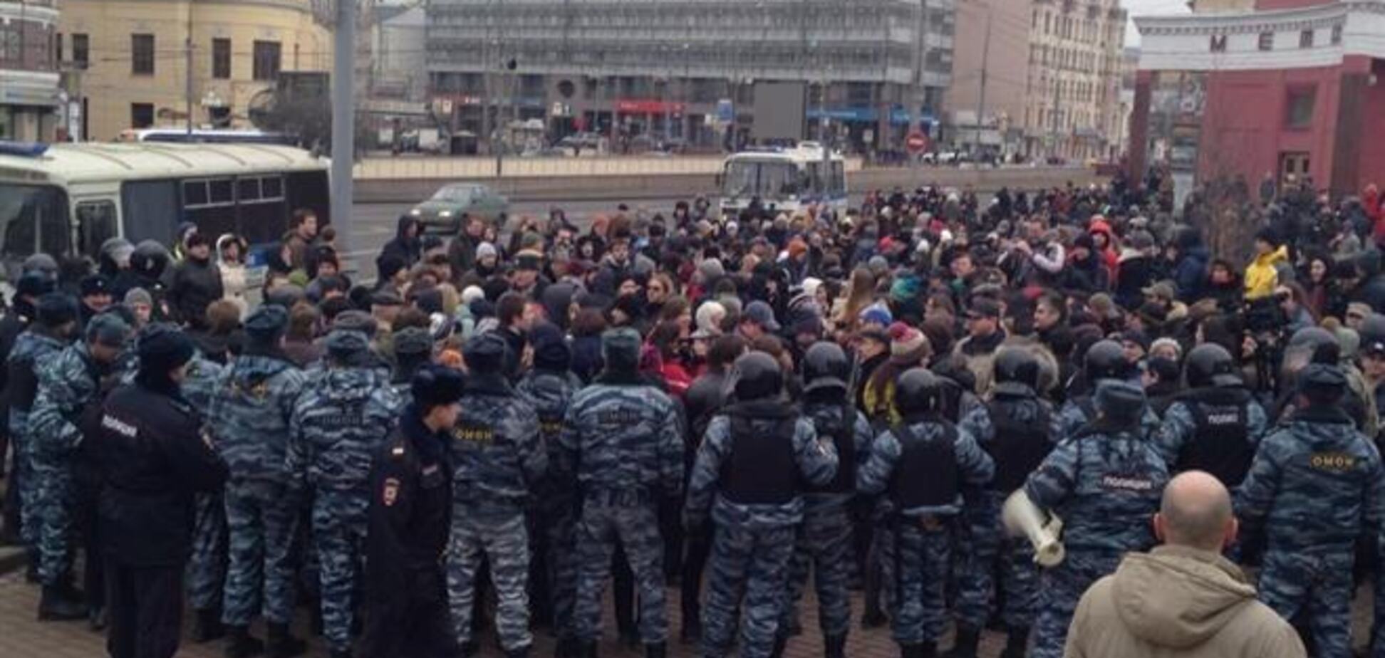 Митинги в Питере и Москве: тех, кто против войны с Украиной, задерживает полиция