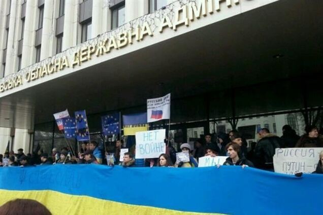 В Днепропетровске 10 тысяч людей вышли к ОГА под лозунгом 'Украина - единая, неделимая!'