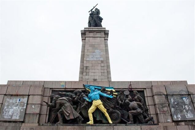 Памятник Советской армии в Болгарии 'украсили' словами 'руки прочь от Украины'