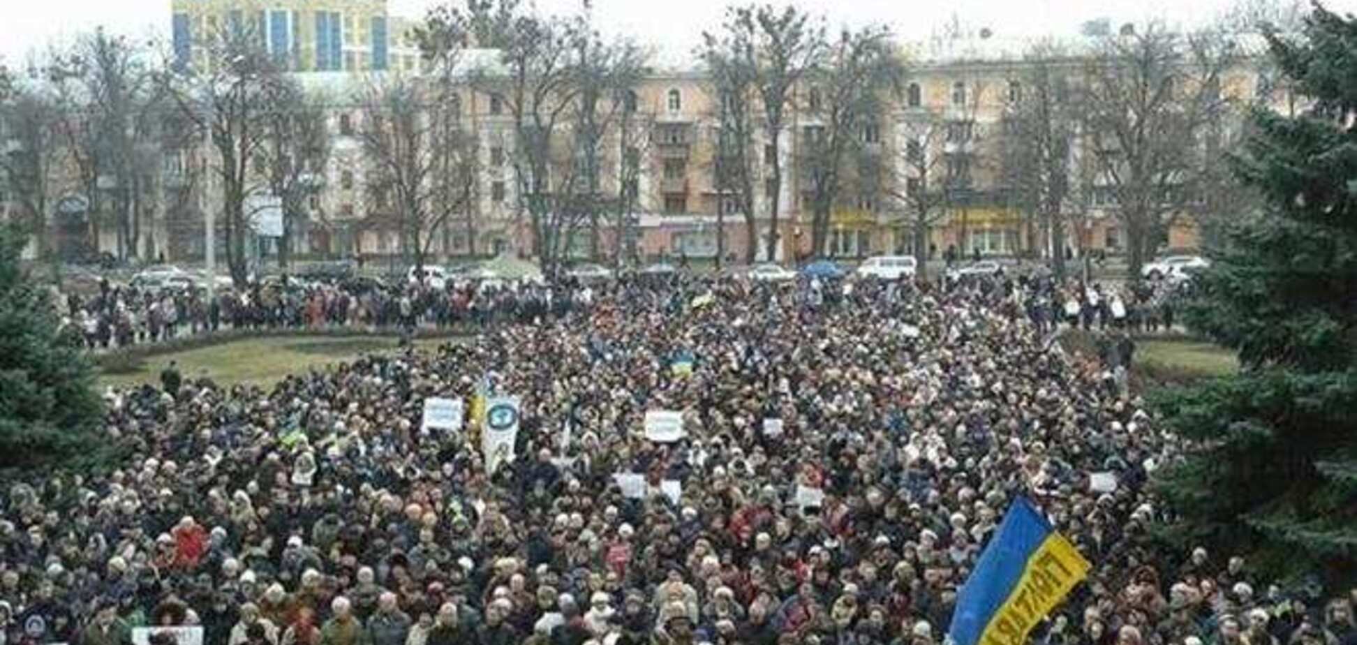 'Крим - це Україна' - тисячі полтавців вийшли на мітинг