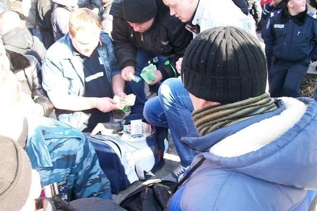 Пророссийские активисты на митинге в Луганске делили сумку с деньгами