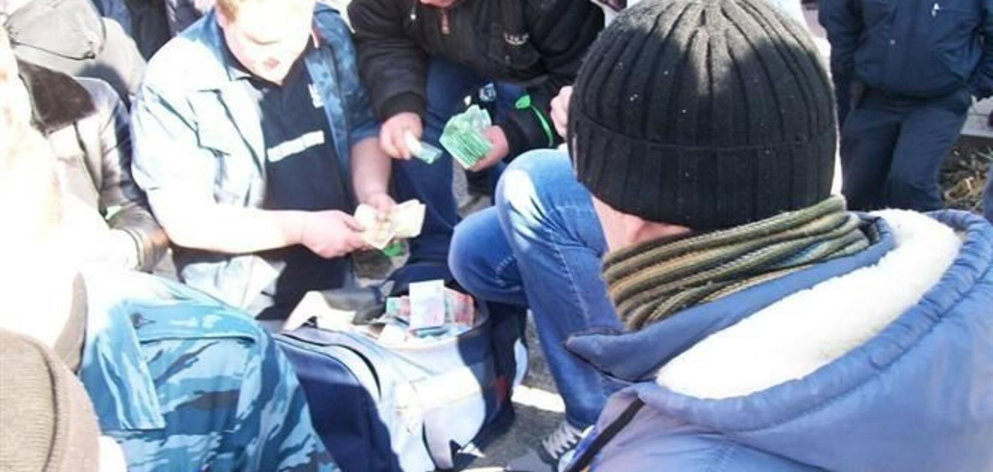 Пророссийские активисты на митинге в Луганске делили сумку с деньгами