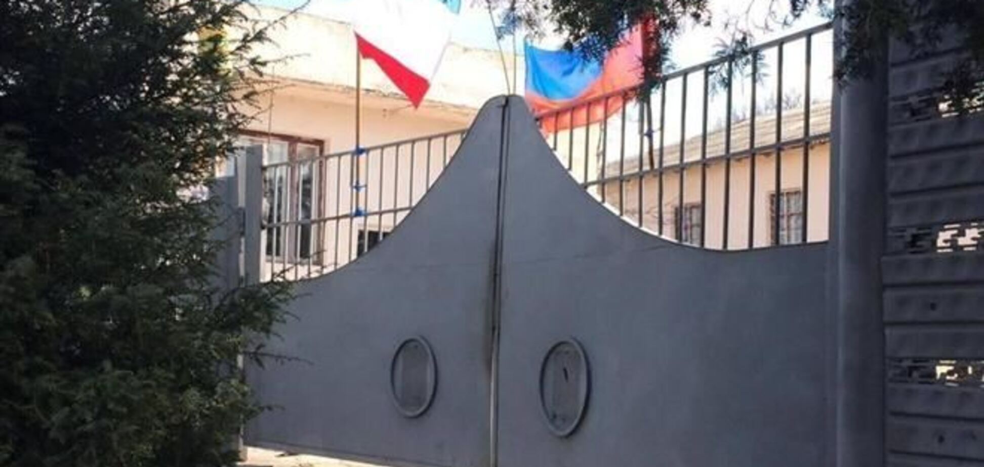 Возле захваченной части в Бахчисарае собрались украинские офицеры