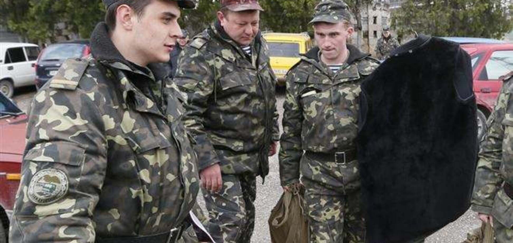 Українські військові покидають військову частину в Бахчисараї, яку захопили окупанти РФ