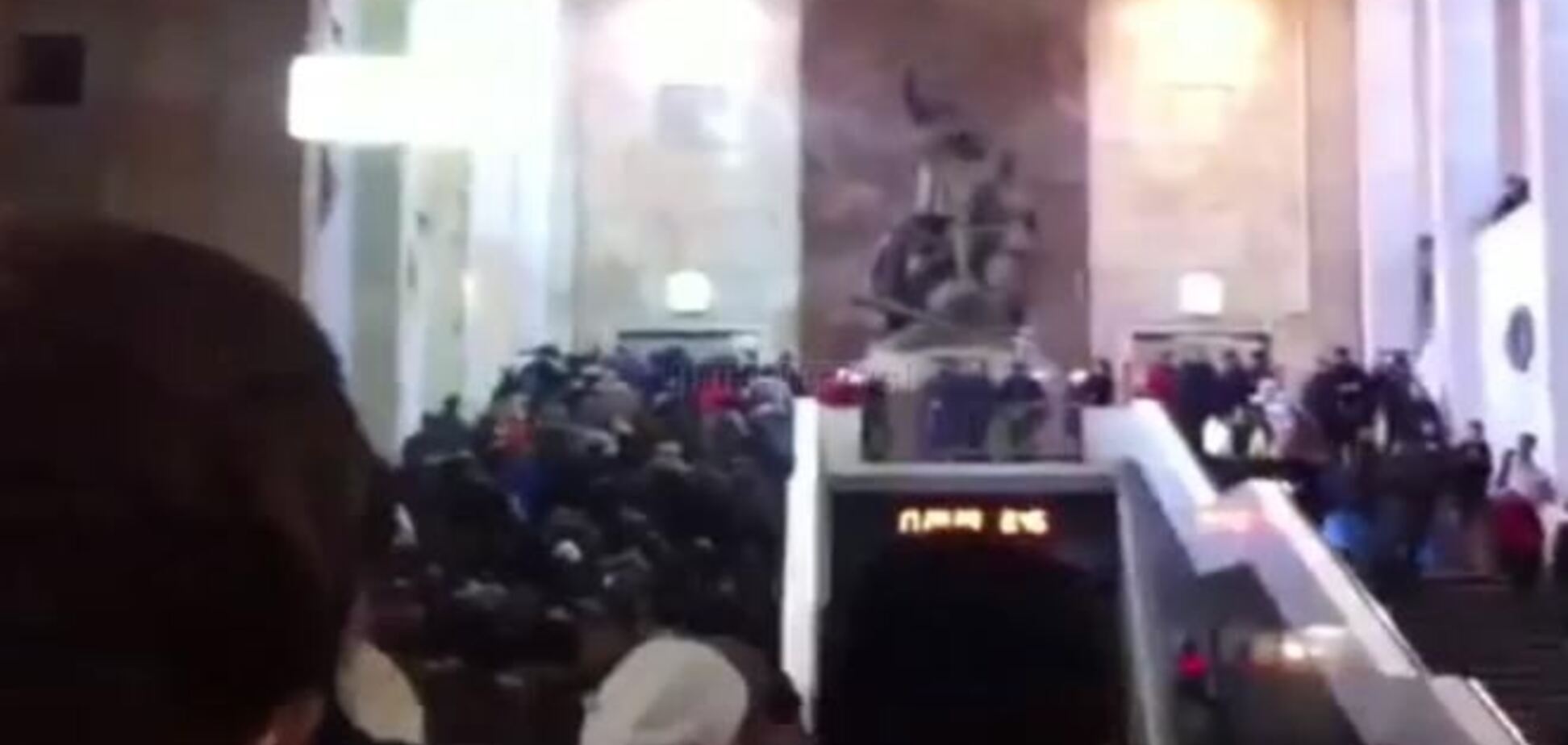 Гидроудар вызвал потоп в московском метро: есть жертвы