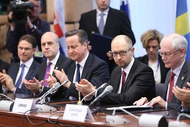 Яценюк объяснил, что подписал в Брюсселе