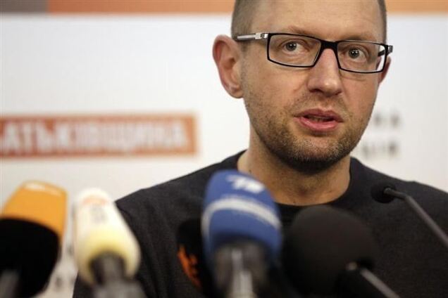 Яценюк порадовался подписанию соглашению с ЕС и призвал остановить Россию