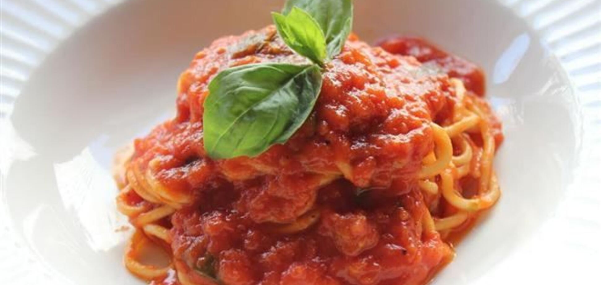 Постное меню. Спагетти с базиликом и чесноком в томатном соусе