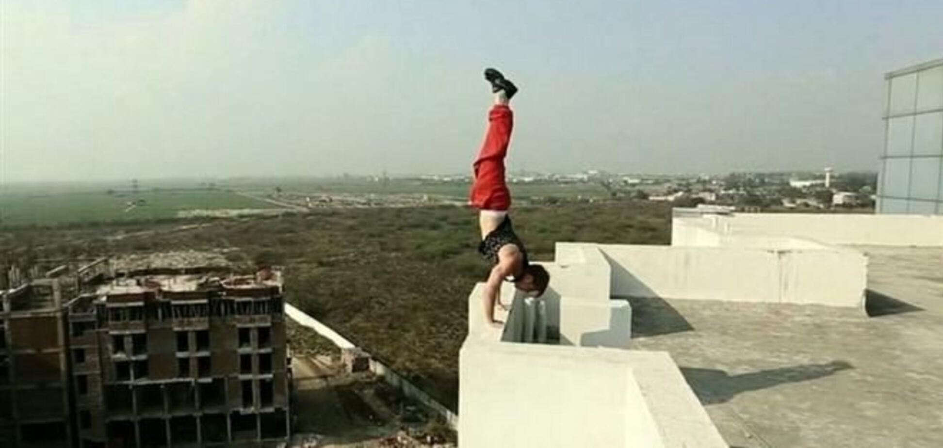 Запаморочливі трюки екстремала - балансуючи на краю