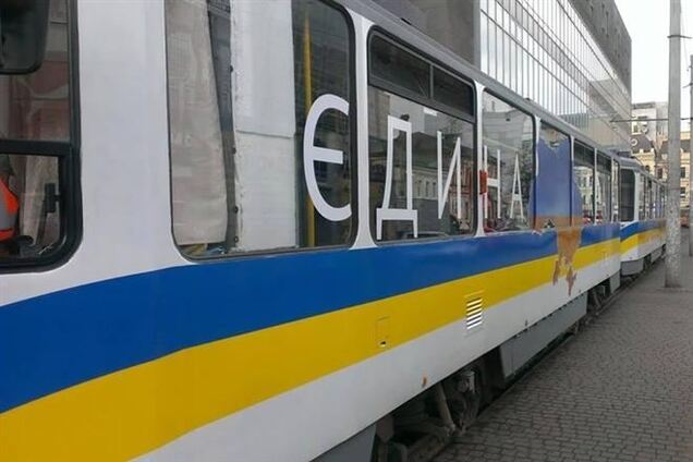 По Днепропетровску ездят патриотические трамваи