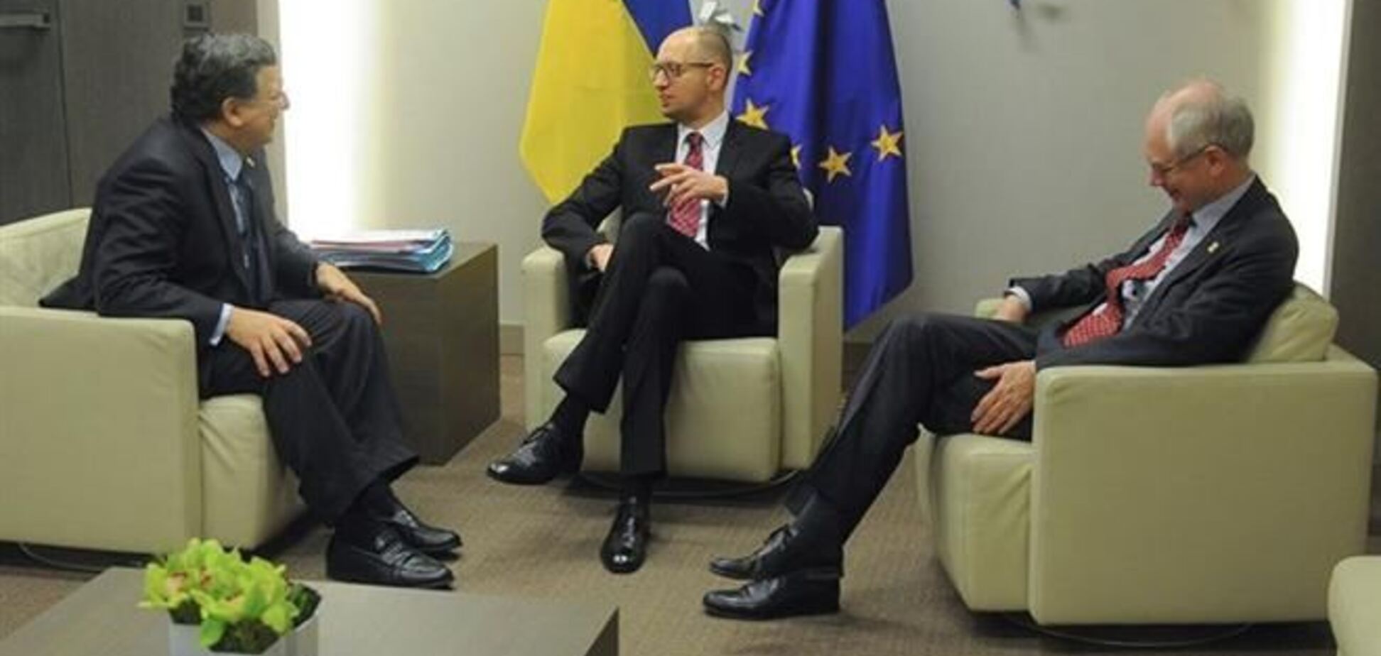 Яценюк проводит встречу с Баррозу и Ромпеем