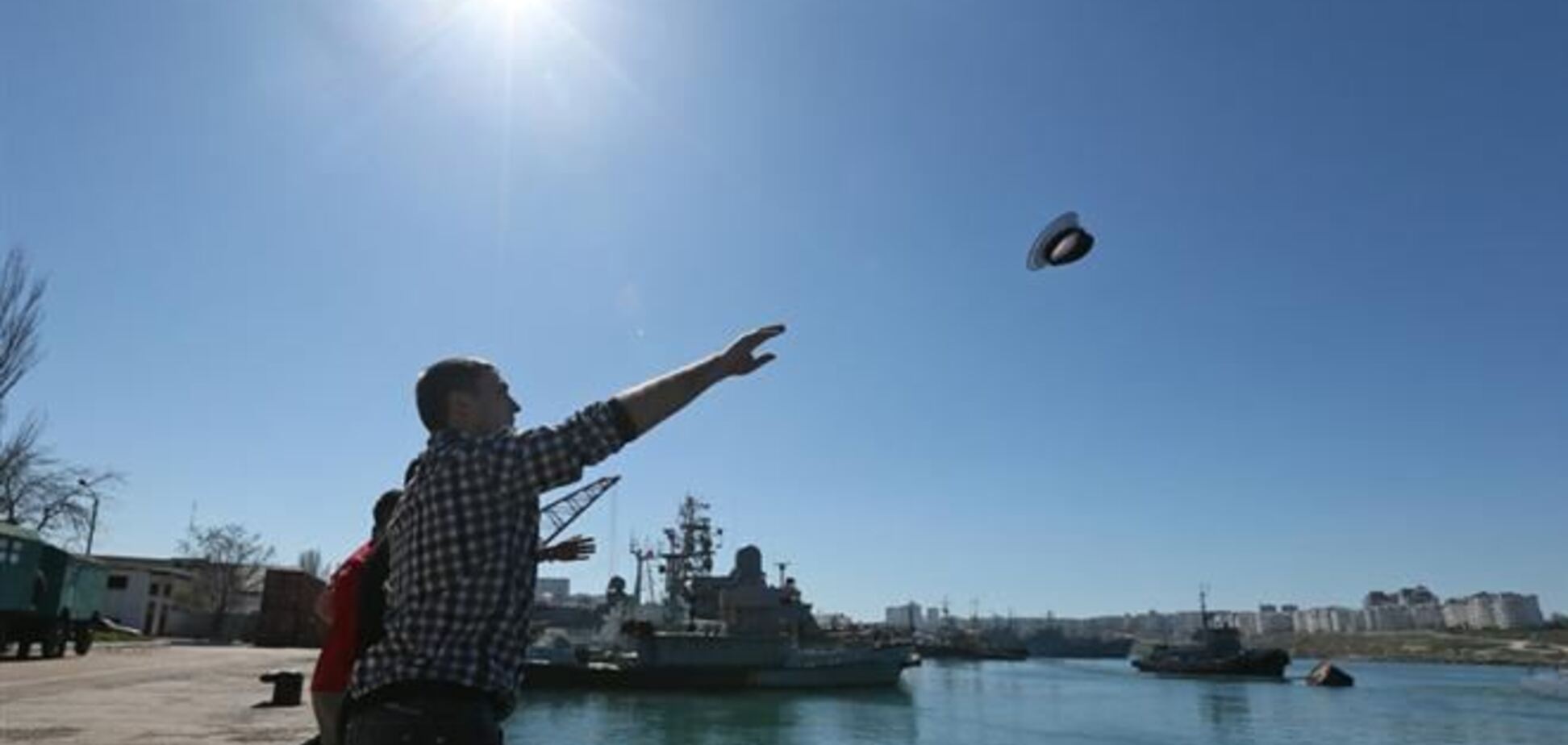 Моряки с подлодки 'Запорожье' на прощание бросали фуражки в воду