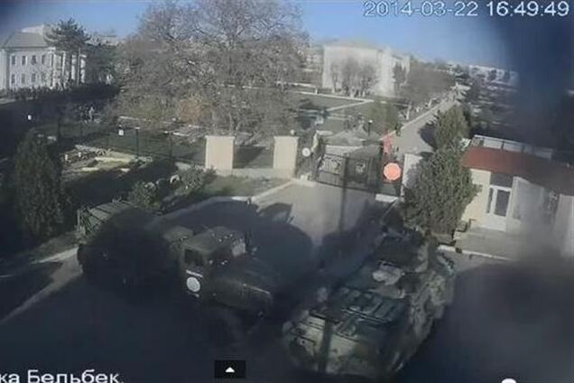 Оккупанты штурмуют военчасть в Бельбеке, ранен журналист