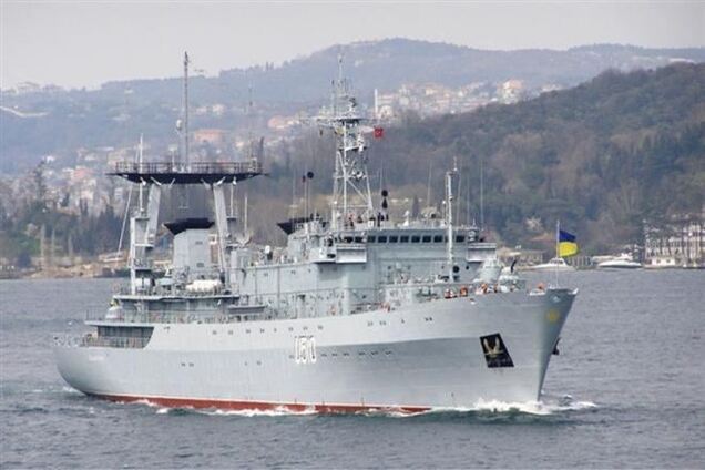 Півсотні невідомих громлять корабель 'Славутич', чутні вистріли