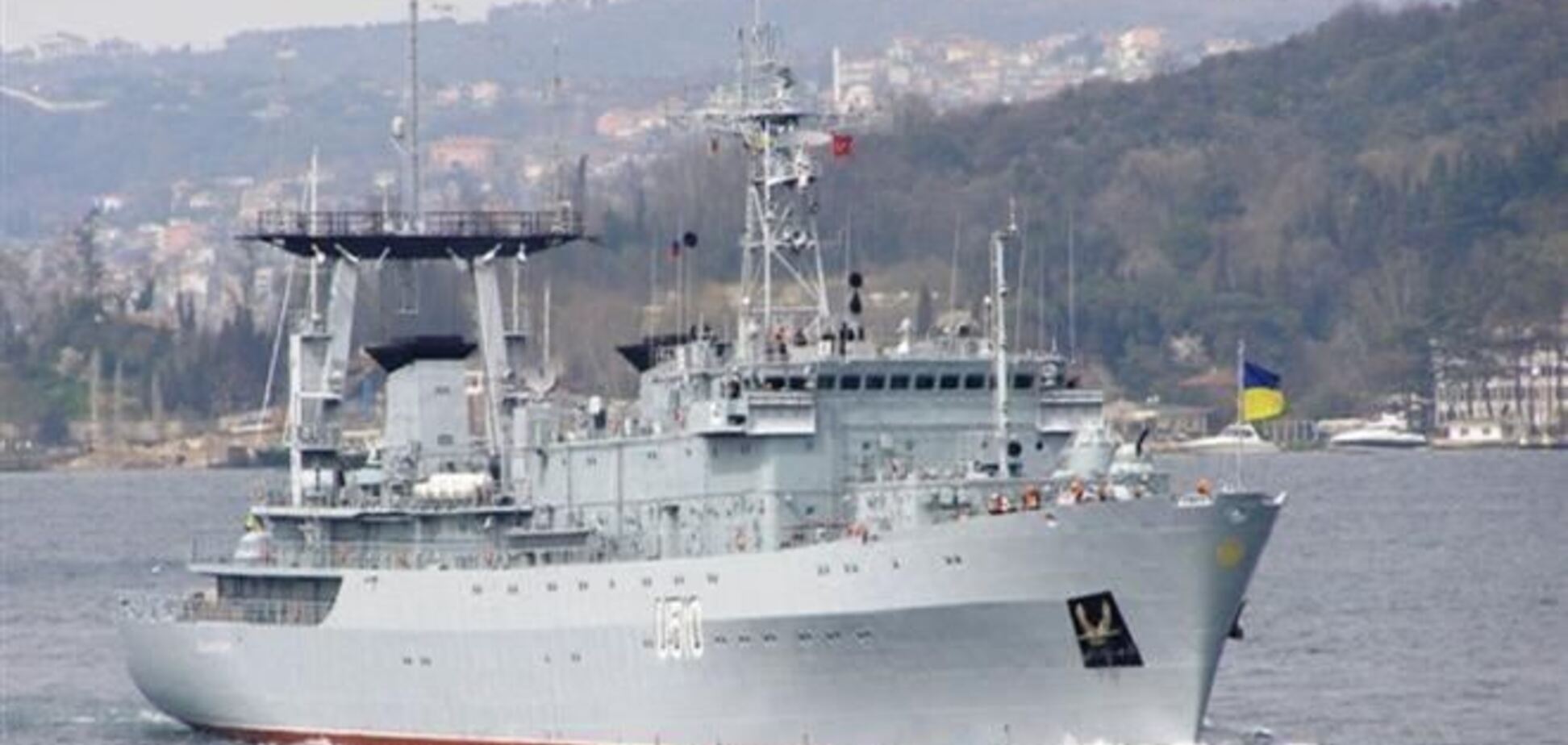 Півсотні невідомих громлять корабель 'Славутич', чутні вистріли