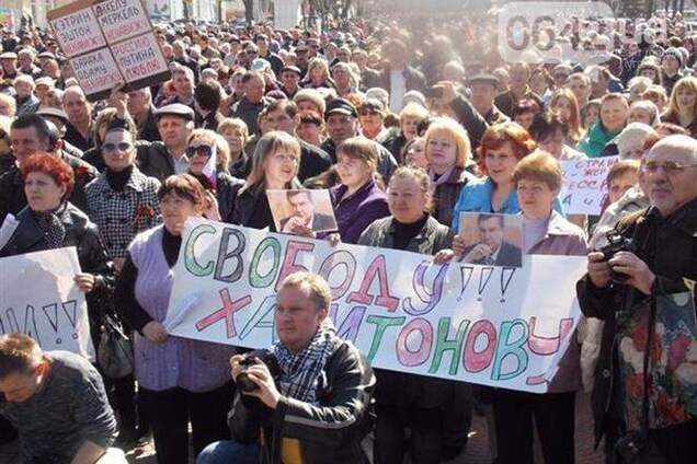 У Луганську пройшли два протилежних мітингу