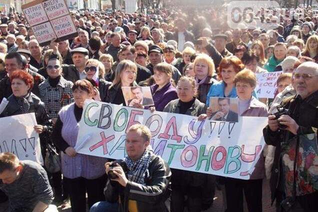 В Луганске прошли два противоположных митинга