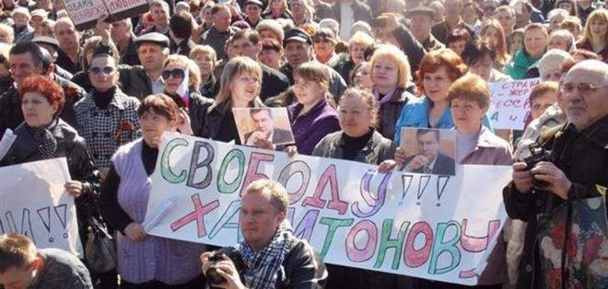 В Луганске прошли два противоположных митинга