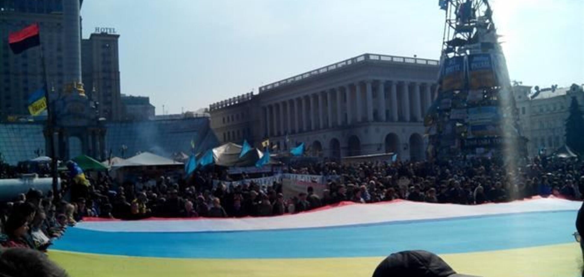 На Народному віче у Києві розгорнули величезні прапори України і Криму