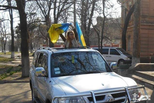 В Харькове пророссийский активист набросился на авто с украинским флагом