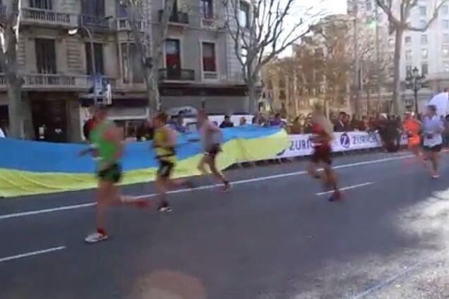 Тысячи атлетов в Барселоне поддержали Украину