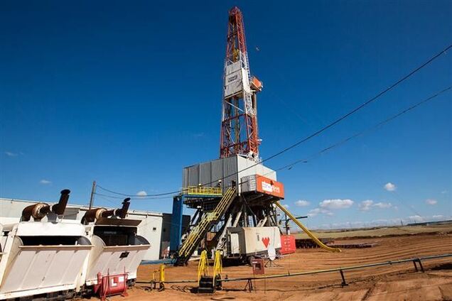 Россияне на Херсонщине украли буровую вышку и везут ее в Крым