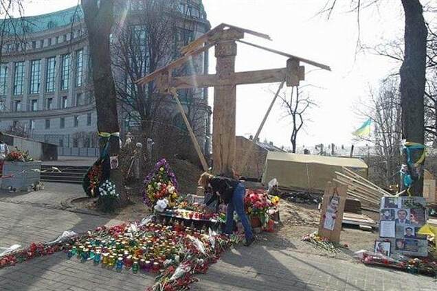 На месте массового расстрела майдановцев начали строить часовню