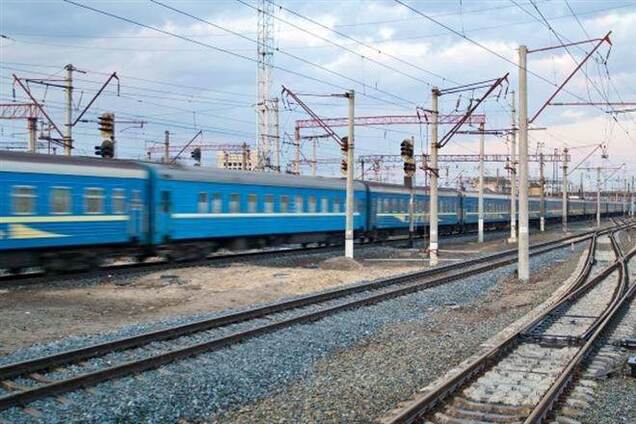 Яценюк поручил организовать поддержку крымским беженцам