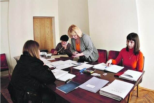 Киев принимает беженцев из Крыма: взрослых будут трудоустраивать, детей определят в детсады и школы