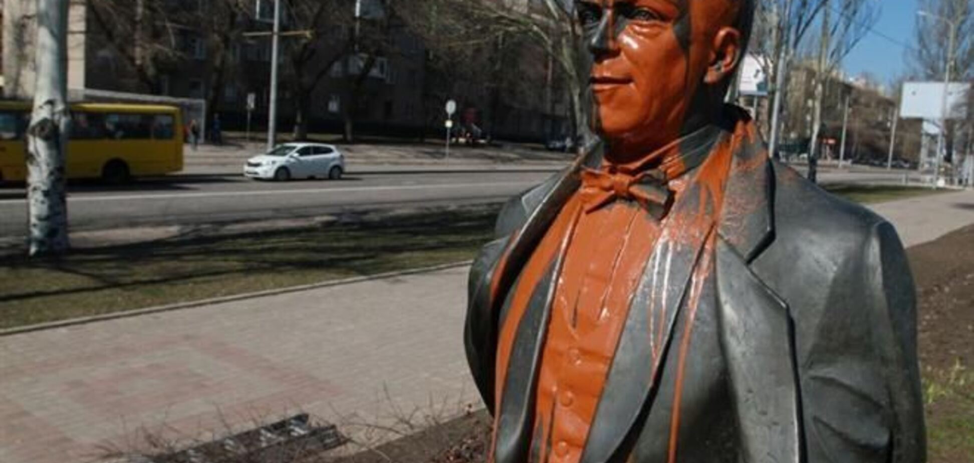 У Донецьку облили фарбою пам'ятник Кобзону