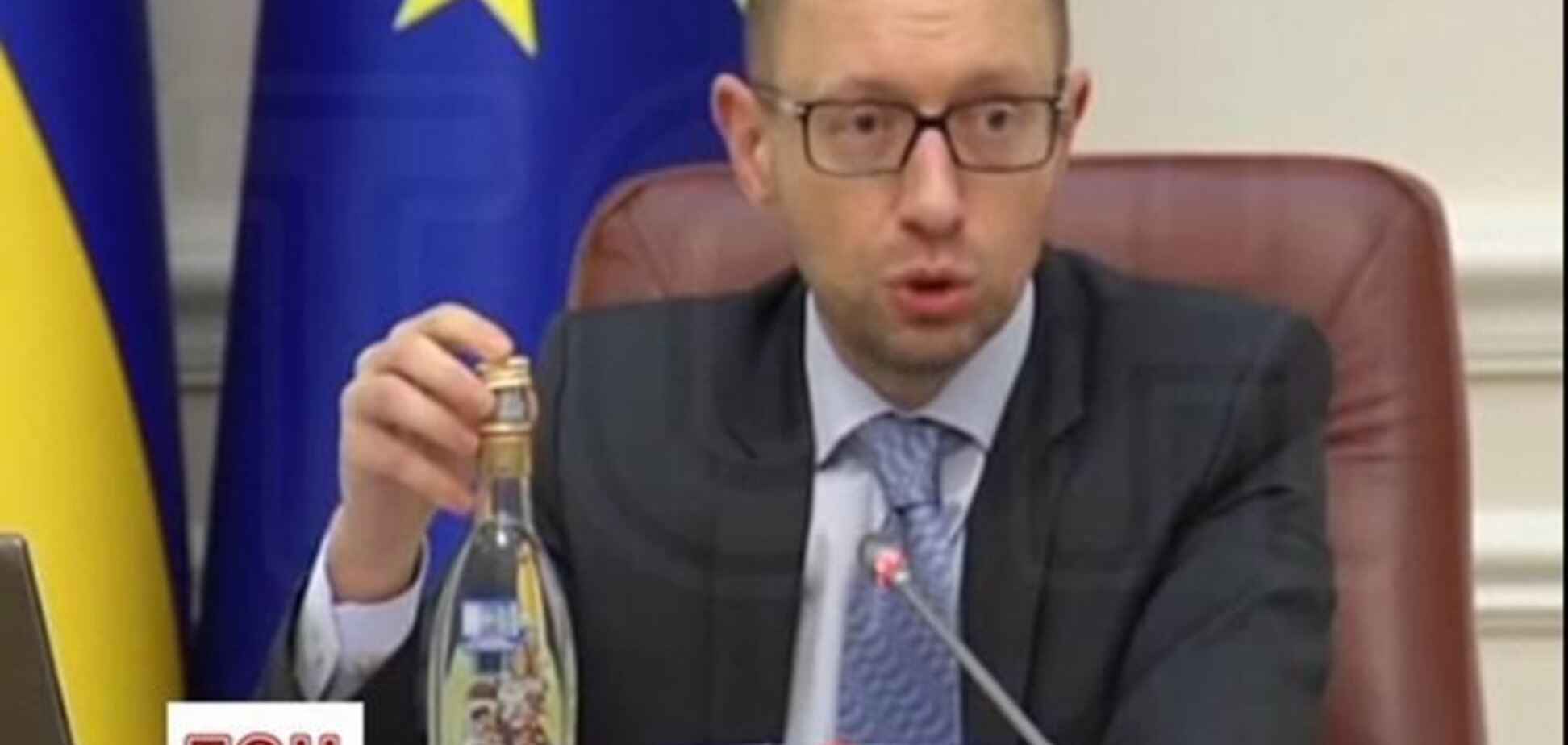Яценюк с помощью бутылки водки объяснил принципы теневого бизнеса