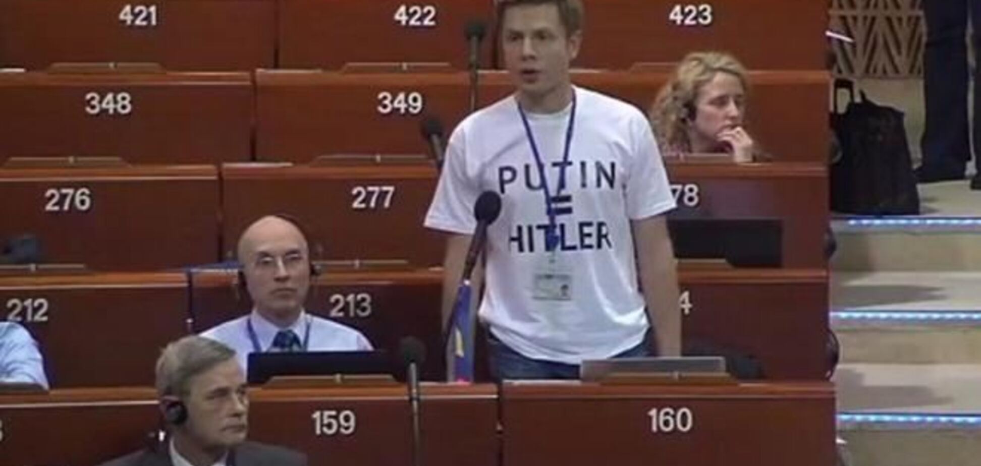У Раді Європи спалахнув скандал через футболки українського делегата 'PUTIN = HITLER'