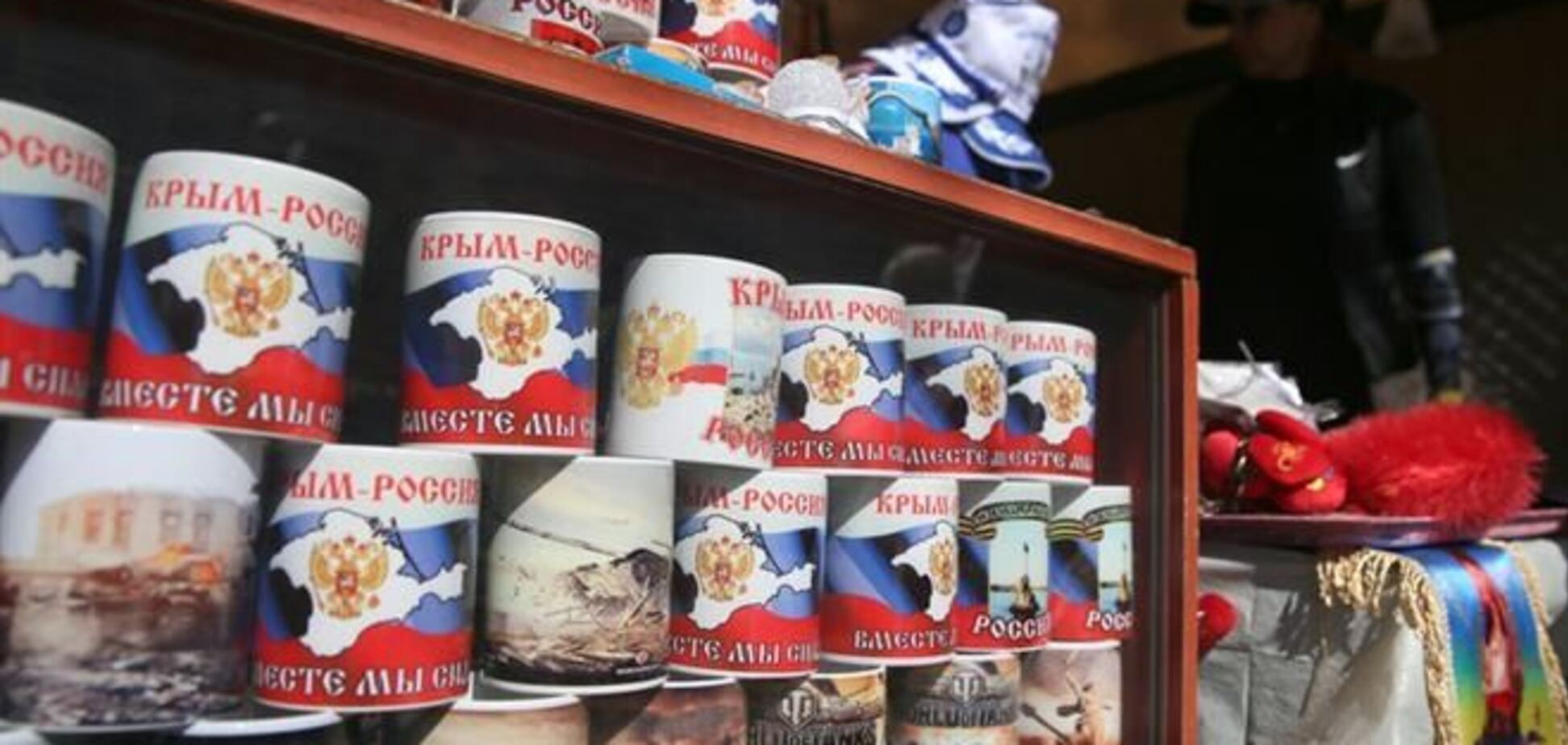 В Крыму появились сувенирные чашки с надписью 'Крым – Россия'