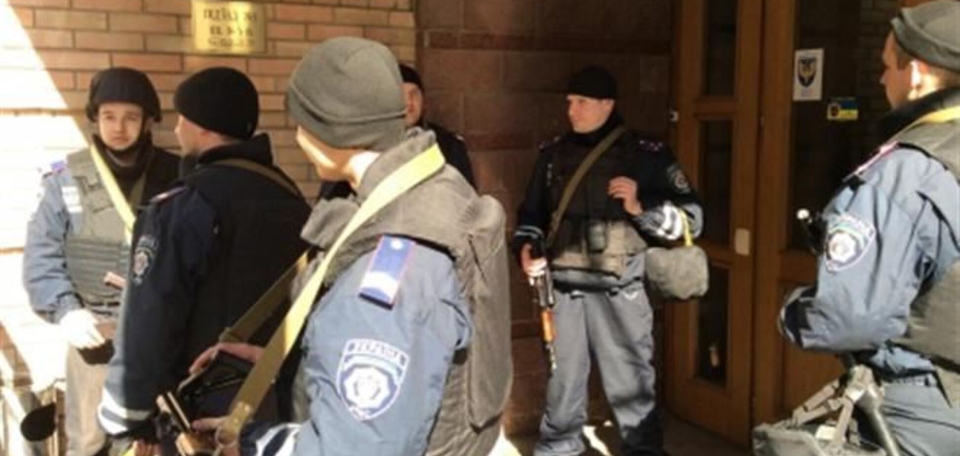 К зданию штаба Нацгвардии пришли милиционеры с автоматами