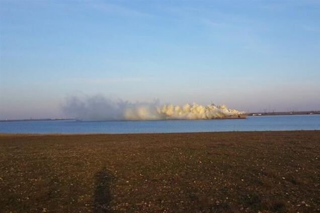 Штурм 'Черкасс': вокруг тральщика слышны взрывы